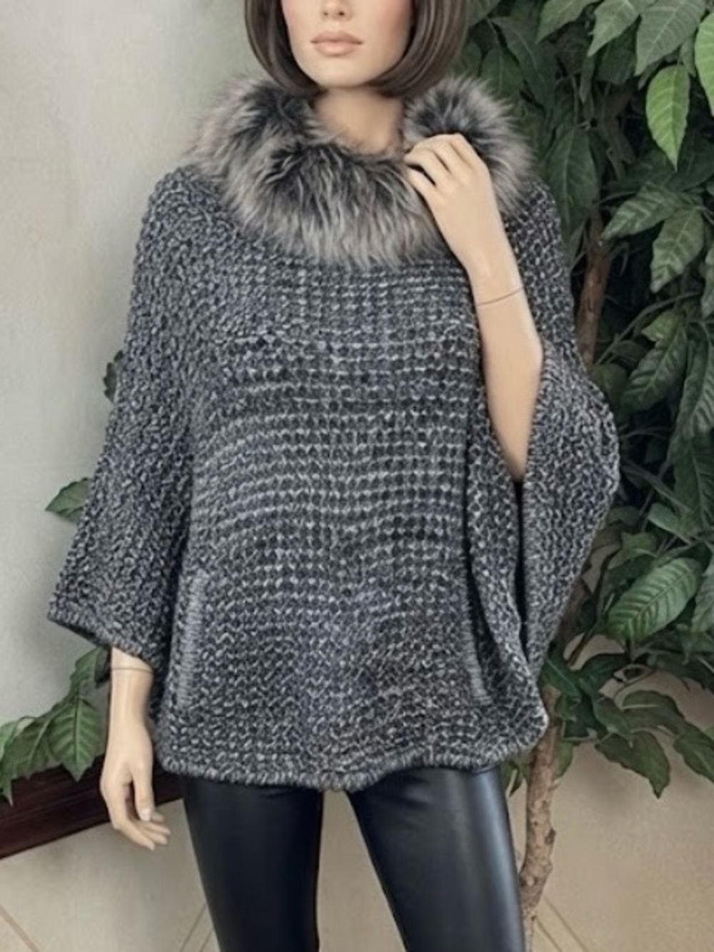 STEVE MADDEN GRAY FAUX FUR COLLAR SWEATER PONCHO